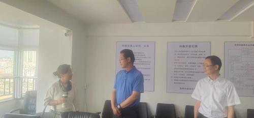 张勤勋与仲裁员亲切交谈
