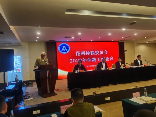 优秀仲裁员代表王惠民发言